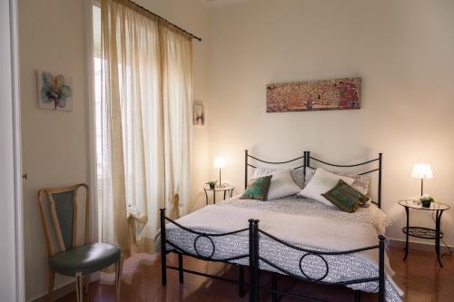 Un pat sau paturi într-o cameră la Glam Sm Maggiore Guest House