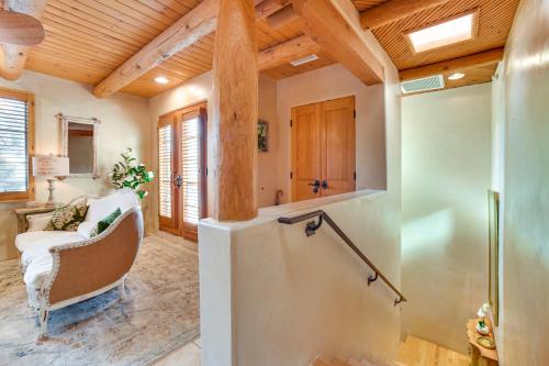 Ένα μπάνιο στο Walk to Santa Fe Plaza Condo with Kiva Fireplace!