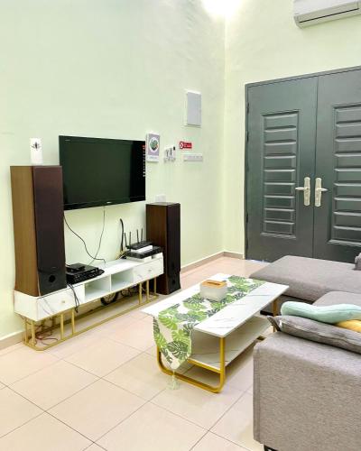 TV a/nebo společenská místnost v ubytování FunHouseMersing 乐居 2 km to Mersing Jeti
