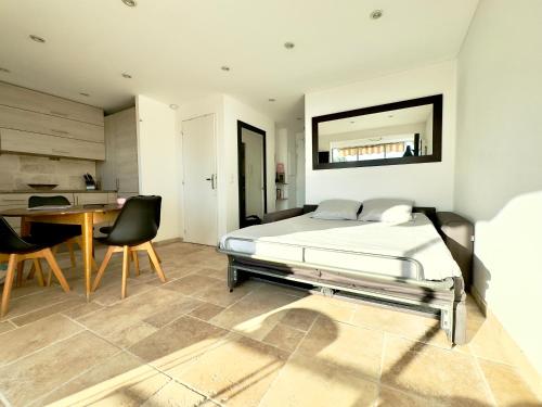 une chambre avec un lit, un bureau et une table dans l'établissement Les Flots By SCLS Locations, à Cannes