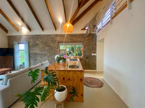 Η κουζίνα ή μικρή κουζίνα στο Sunset Loft Retreat