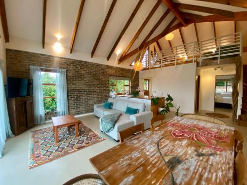 Ένα ή περισσότερα κρεβάτια σε δωμάτιο στο Sunset Loft Retreat