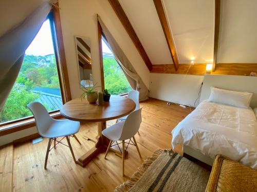 Ένα ή περισσότερα κρεβάτια σε δωμάτιο στο Sunset Loft Retreat
