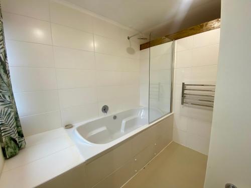 Ένα μπάνιο στο Sunset Loft Retreat