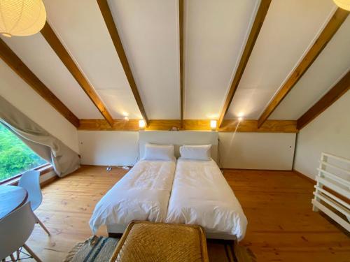 Ένα ή περισσότερα κρεβάτια σε δωμάτιο στο Sunset Loft Retreat