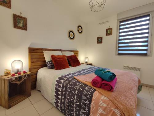 une chambre avec un grand lit et une fenêtre dans l'établissement Cosy 2 Pièces Wifi Parking Jardin Métro, à Toulouse