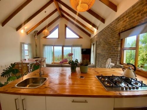 Η κουζίνα ή μικρή κουζίνα στο Sunset Loft Retreat
