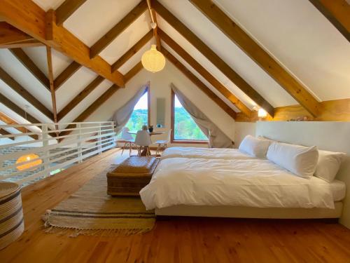 Ένα ή περισσότερα κρεβάτια σε δωμάτιο στο Sunset Loft Retreat