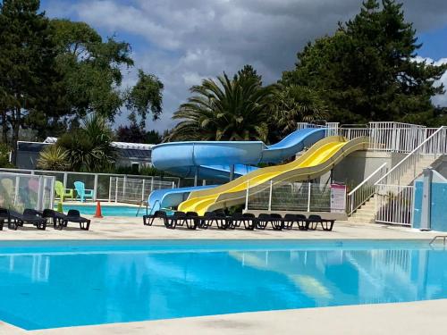 - un toboggan dans la piscine d'un parc aquatique dans l'établissement Chalet situé dans un camping 4 étoiles - 4 à 6 personnes - KIRIO, à Guidel