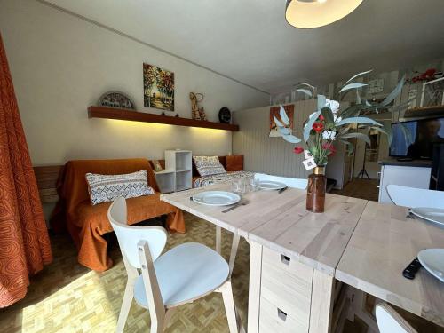 une cuisine avec une table, des chaises et un canapé dans l'établissement Studio confortable, à 50m des pistes, pour 4 pers., parking, wifi, animaux admis - FR-1-525-273, à Saint-Étienne-en-Dévoluy
