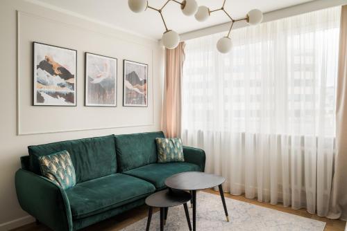 Metro Wierzbno Deluxe Apartment by BookingHost