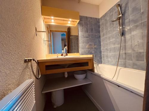 une salle de bain avec un lavabo, un miroir et une baignoire dans l'établissement Appartement pour 4 à Vallandry, accès direct aux pistes, balcon, animaux admis - FR-1-757-101, à Landry