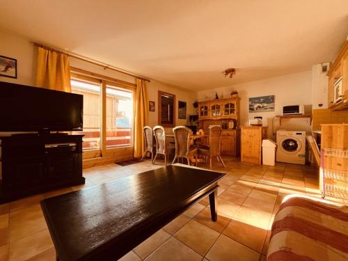 Appartement lumineux avec balcon, 2 chambres, proche des pistes - FR-1-757-112