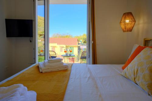 Ένα ή περισσότερα κρεβάτια σε δωμάτιο στο IRIS Rooms & Apartments
