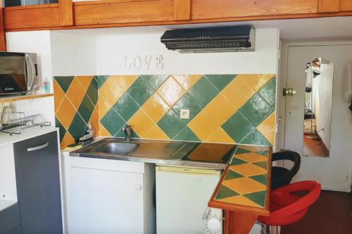 une cuisine avec un évier et un plan de travail dans l'établissement 25m duplex apartment in town center, à Aix-en-Provence