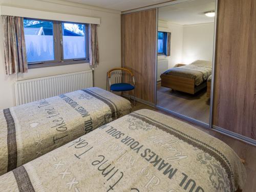 Katil atau katil-katil dalam bilik di COZY & SPACIOUS PLACE ON A QUIET SPOT IN THE MIDDLE OF THE NETHERLANDS with free use of 2 women's and 2 men's bikes plus child seat