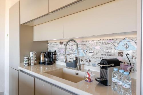 Cuisine ou kitchenette dans l'établissement TheCasaEdition - Bel Azur - Sea View & Hassan II Mosqué Residency