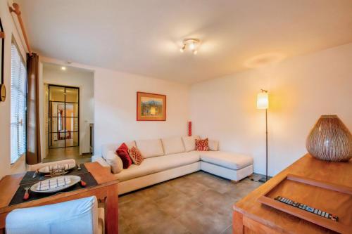 un salon avec un canapé et une table dans l'établissement Superb apartment in the heart of Saint-Tropez, à Saint-Tropez