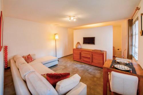 un salon avec un canapé et une table dans l'établissement Superb apartment in the heart of Saint-Tropez, à Saint-Tropez