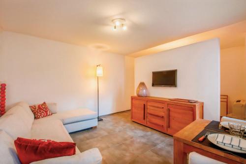 un salon avec un canapé et une télévision dans l'établissement Superb apartment in the heart of Saint-Tropez, à Saint-Tropez