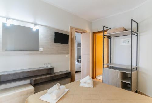 Una cama o camas en una habitación de Siviris Golden Beach