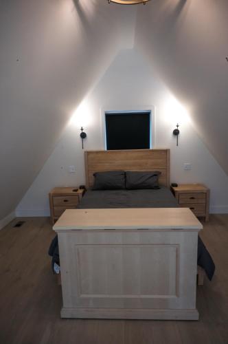 Gorgeous Modern Chalet In The Woodsにあるテレビまたはエンターテインメントセンター