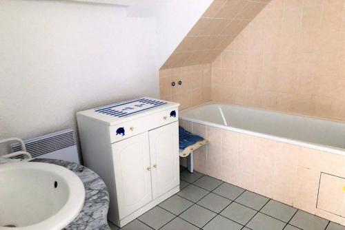 une salle de bain avec un lavabo, des toilettes et une baignoire dans l'établissement Appartement avec terrasse à 100m plage St-Guirec à PLOUMANAC'H - Réf 896, à Perros-Guirec