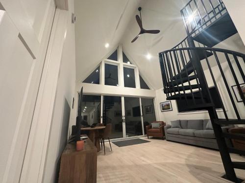 WellstonにあるGorgeous Modern Chalet In The Woodsのリビングルーム(階段、階段付)