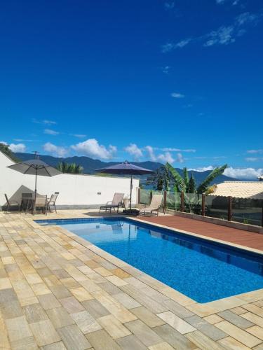 Swimmingpoolen hos eller tæt på Chalés e suíte Ilhabela