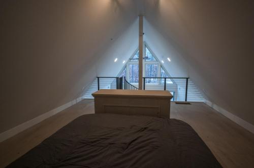 Gorgeous Modern Chalet In The Woodsにあるベッド
