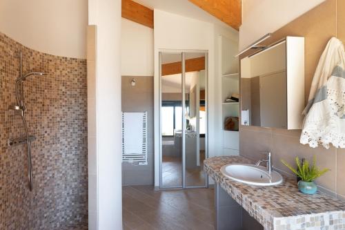 une salle de bain avec un lavabo et une douche dans l'établissement AZUR E CASTELLU - CORSE SUD - Pied à terre IDEAL, à Calcatoggio