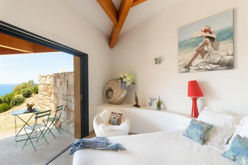 une chambre avec un lit et une vue sur l'océan dans l'établissement AZUR E CASTELLU - CORSE SUD - Pied à terre IDEAL, à Calcatoggio
