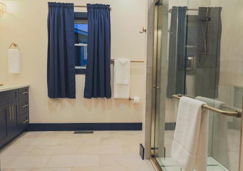 Ένα μπάνιο στο Valley View Resort Cabin #2, 1-Bed, Modern-Luxury with Hot Tub in Canaan Valley, WV
