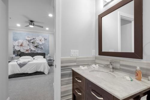 Bilik mandi di Modern 1br W Rooftop Pool