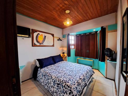 a bedroom with a blue and white bed in a room at Mar&sol 80 metros da Praia Charme e Conforto in Florianópolis