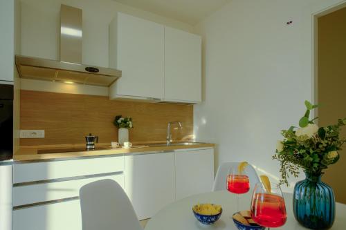 Η κουζίνα ή μικρή κουζίνα στο IRIS Rooms & Apartments