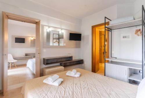 Una cama o camas en una habitación de Siviris Golden Beach