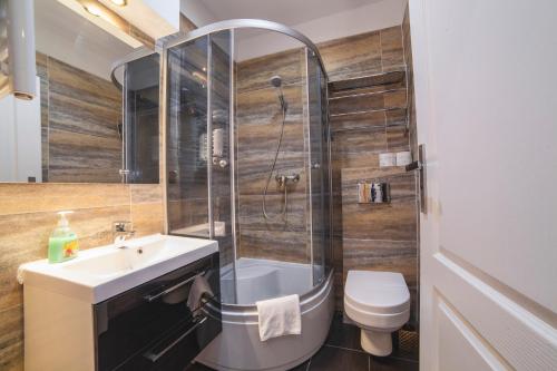 Ένα μπάνιο στο Residence B&B La Fontaine Aparthotel