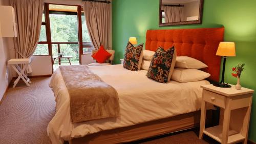 Postel nebo postele na pokoji v ubytování Pumula Lodge 4 Star Guesthouse Knysna