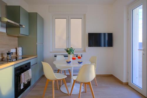Η κουζίνα ή μικρή κουζίνα στο IRIS Rooms & Apartments