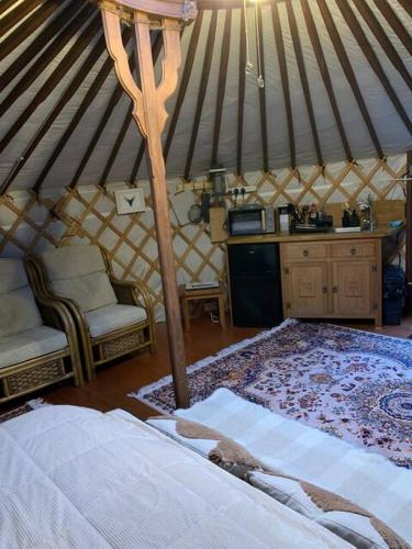 Postel nebo postele na pokoji v ubytování The Roundhouse Yurt