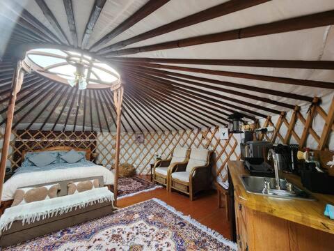Postel nebo postele na pokoji v ubytování The Roundhouse Yurt