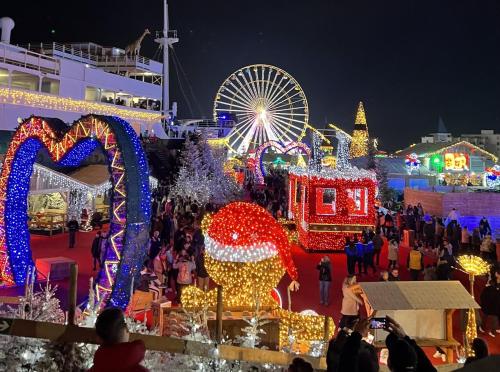a christmas parade with a ferris wheel and christmas lights at Les Terrasses 2 in Leucate-Plage