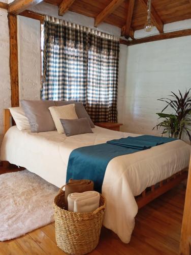 a bedroom with a large bed in a room at Hostería el Socavón in Guaranda