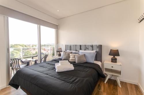 Postel nebo postele na pokoji v ubytování Modern Apartment Near Paseo La Galera