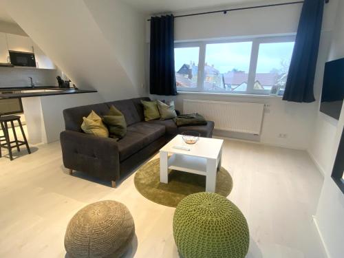 a living room with a couch and a table at modernes DG Apartment Schloofschdubb Nähe Kassel in Fuldatal