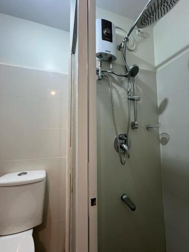 Ένα μπάνιο στο Cozy Studio 5 Mins to Sky Ranch with Pool & View