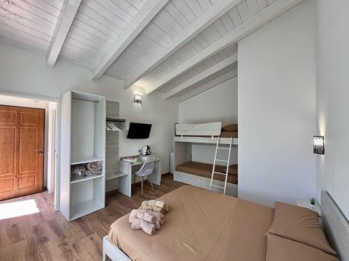 a bedroom with a bed and a desk in a room at Camera privata in Villa Paola in Pula