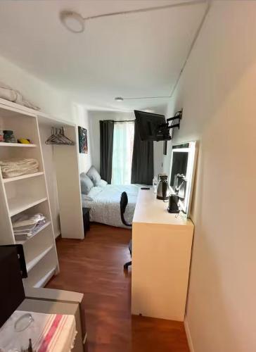 a bedroom with a bed and a desk in a room at Flamingo 38 en SúperAnfitrión Coyoacán in Mexico City