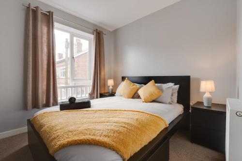Una cama o camas en una habitación de Four Bedroom Apartment By Brookland Stays Serviced Accommodation Short Lets Manchester With Free WiFi